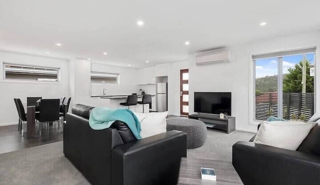 "Shackleton’s Villa" No1 -10mins to CBD & Airport.