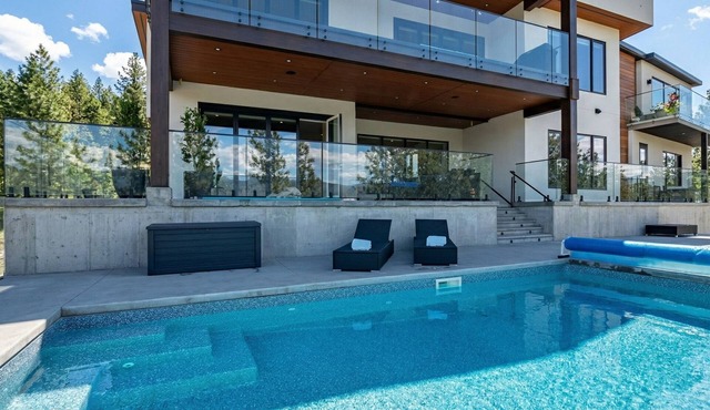 Sky view Retreat with pool, movie theatre and views