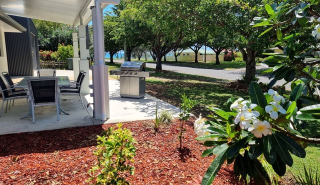 SMILEY'S BEACH HOUSE. Ocean Views 100m to Water Walk to everything.