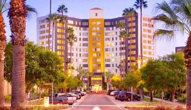 Spacious 2B 2B High Floor Apartment in Park La Brea Grove Lacma Area