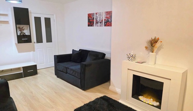 Spacious 3 Bed 2 Baths Free WiFi Central Location