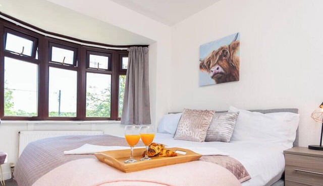 Spacious 3 bed, 2 min drive from amazon and A1
