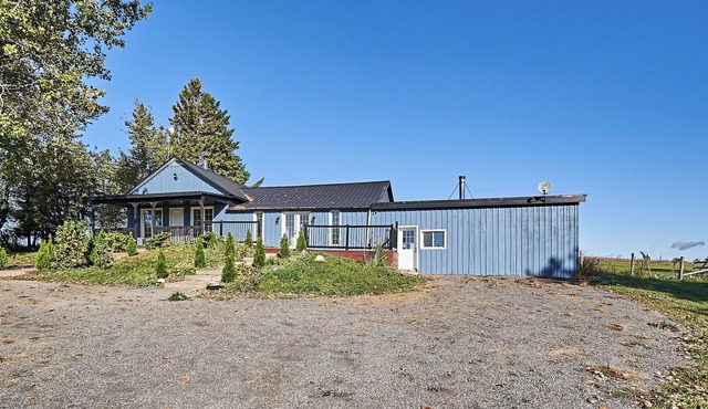 Spacious 5-bedroom farmhouse in charming Kendal, surrounded by farmlands.