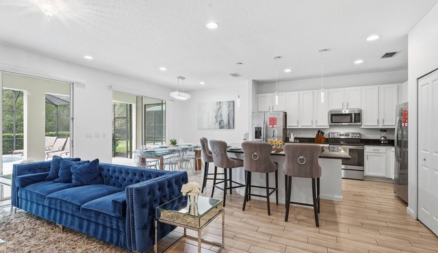 Spacious 8BR, Full Kitchen, Near Disney