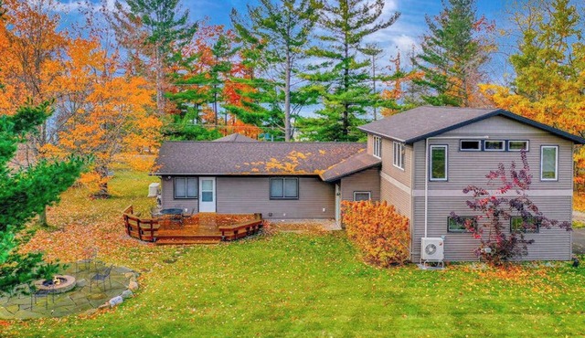 Spacious, airy home near Little Glen Lake with gas grill, deck, and new firepit