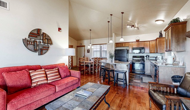 Spacious condo with community pool & hot tub, mountain views, centrally located