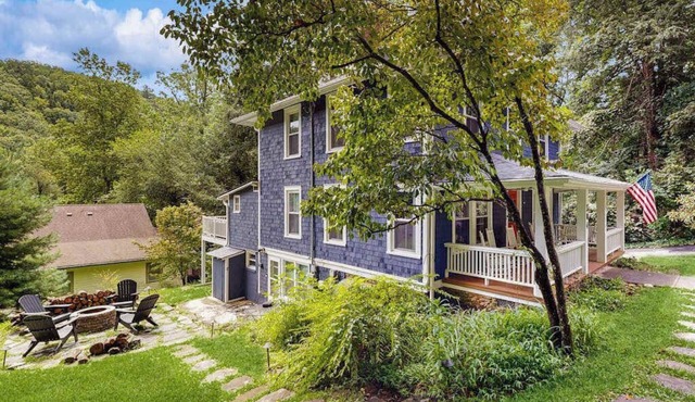 Spacious dog-friendly Montreat cottage with firepit, mountain views, & patio