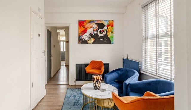 Spacious double BR near Heathrow 3