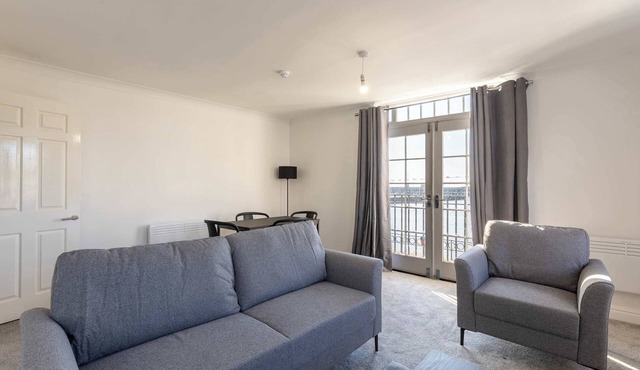 Spacious Harbourside 2BED Apartment with Sea Views