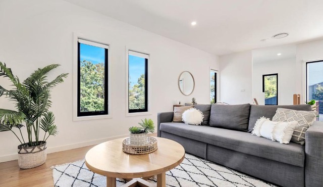 Spacious modern 3 bdr home minutes from beach
