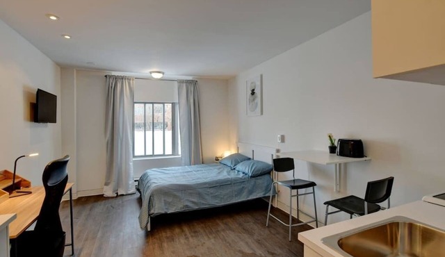 Spacious studio Laval, all included, wifi, parking in Laval