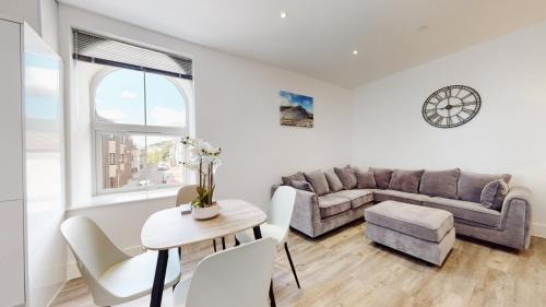 Spacious three bedroom apartment with Valley views