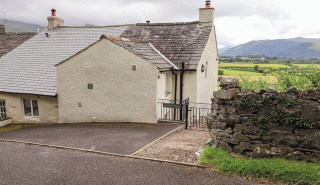 SQUIRREL COTTAGE, pet friendly, with open fire in Bassenthwaite