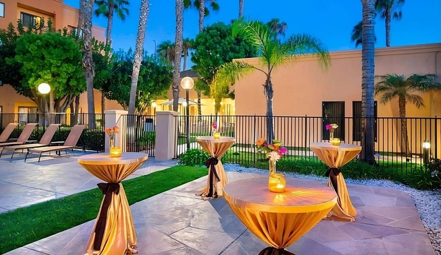 Stay Here For A Night Away! Outdoor Pool, Free Parking, Near Long Beach Museum