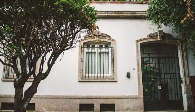Step into a beautifully preserved historic home in the heart of Roma Norte — one of Mexico City’s most iconic neighborhoods. This 8-bedroom residence blends original charm with modern comfort, featuring private bathrooms, a charming rooftop.