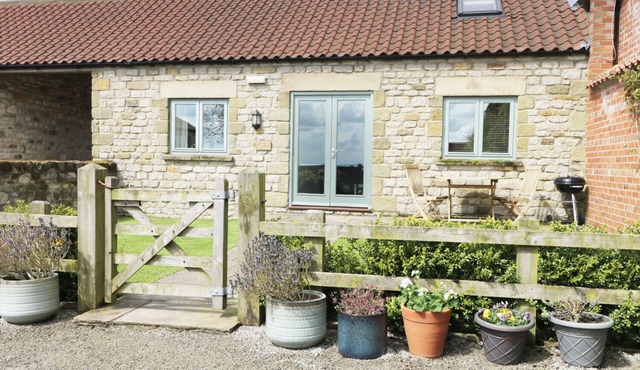 STONE CROSS, pet friendly, with a garden in Hutton-Le-Hole