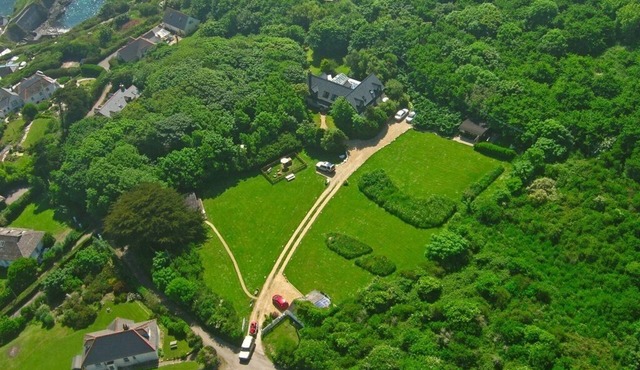 Streamside cottage in 2 acres & garden, walk to beach, pub, cafe & coast path 😎