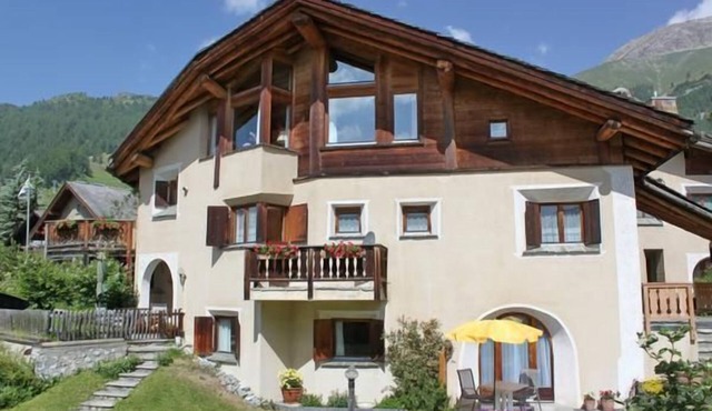 Studio flat Chardun with garden seating area