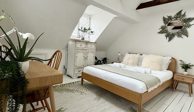 Stunning 3 bedroom & 2 bathroom cottage with patio