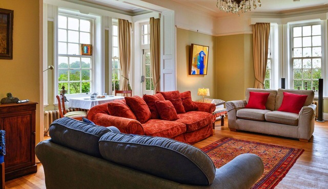 Stunning villa for 19 guests with WIFI, hot tub, TV, terrace and pets allowed