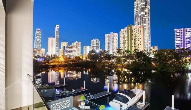 Stunning Waterfront Home in Surfers Paradise. Heated Pool and Pet Friendly