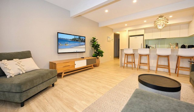 Stylish 2 b/r, 2 Bath Apartment - 4 Guests ZC5