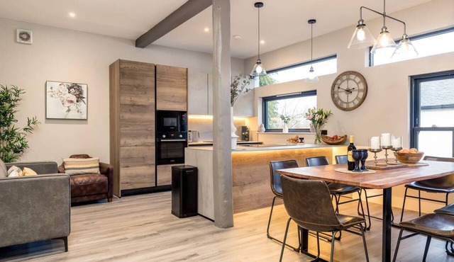Stylish converted Coach House with hot tub