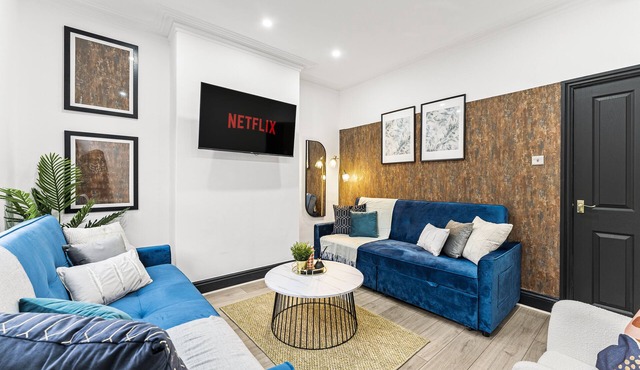 Stylish Designer 4 bed with Free Parking