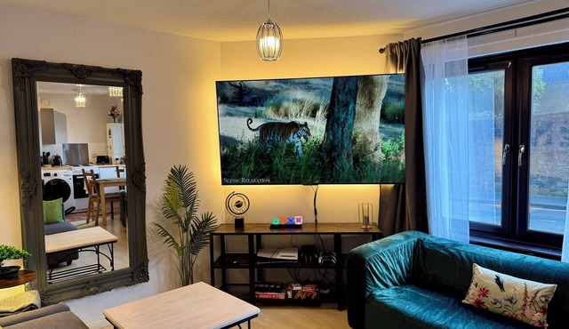 Stylish & Spacious City-Centre Flat | Prime Location, PS5, Netflix, Dining Space
