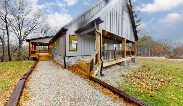 Stylish & spacious home - entertainer's deck with fireplace, TV, alfresco dining