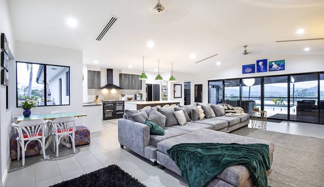 Sunset Retreat Family Getaway, close to Airlie Beach, five bedrooms on acreage