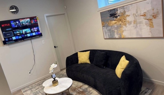 Super-Classic 2 BRMs 1 BTH Basement Suite