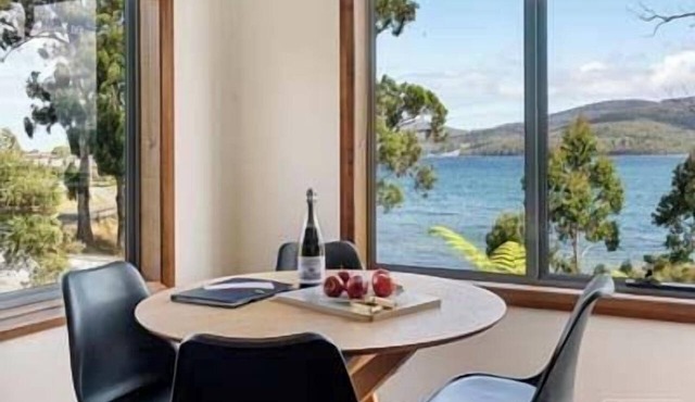The Beach House- stunning views and private hot tub