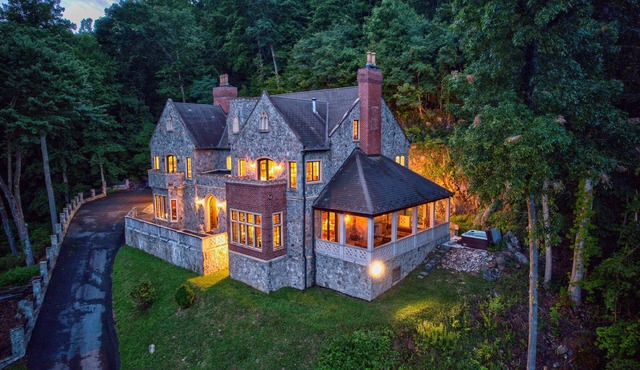 The Castle At Valle Crucis: Live Like A King! Over 10K sq ft, View, hot tub, pool table, and more!