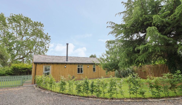 THE HEN HOUSE, pet friendly, with hot tub in Rugeley