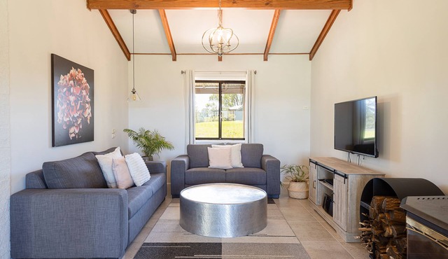 The Homestead @ Hunter Gleann- Relax and Unwined In Rustic Luxury.