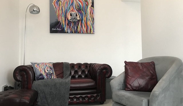 THE LODGE.New Cosy contemporary property positioned a Few mins walk to the beach
