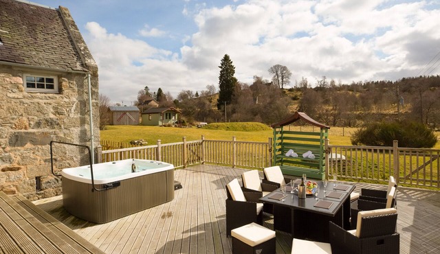 The Maltings - Highland lodge with hot tub and summer house