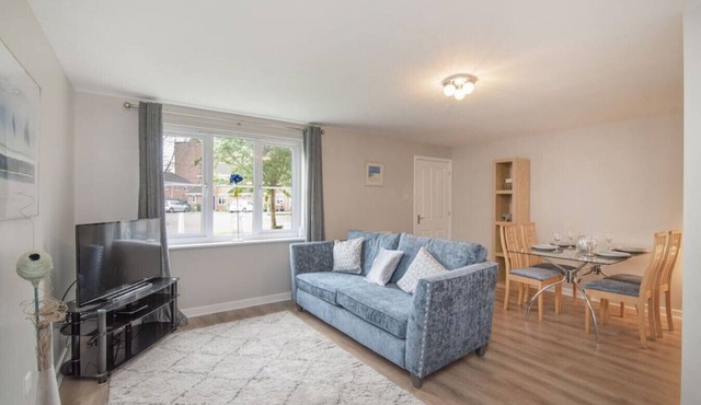 The Nelson: Spacious Main Door Holiday Home & Parking