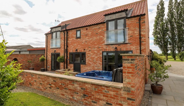 THE OLD DOGHOUSE, pet friendly, luxury holiday cottage in Huby