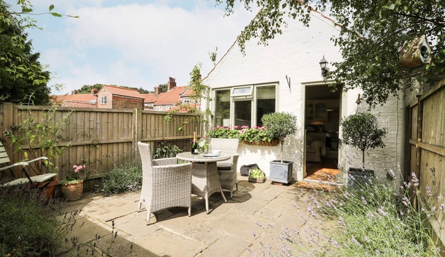 THE OLD FORGE, pet friendly, character holiday cottage in Stillington