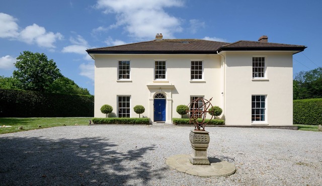 THE OLD VICARAGE, pet friendly, with a garden in Padstow