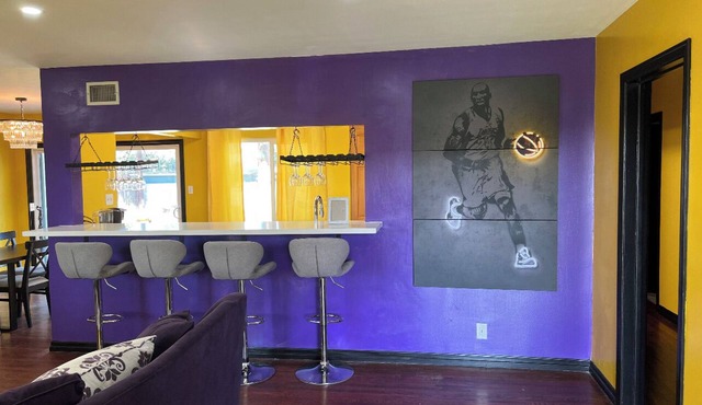 The Purple & Gold House *Near Disneyland, Beaches & Knotts