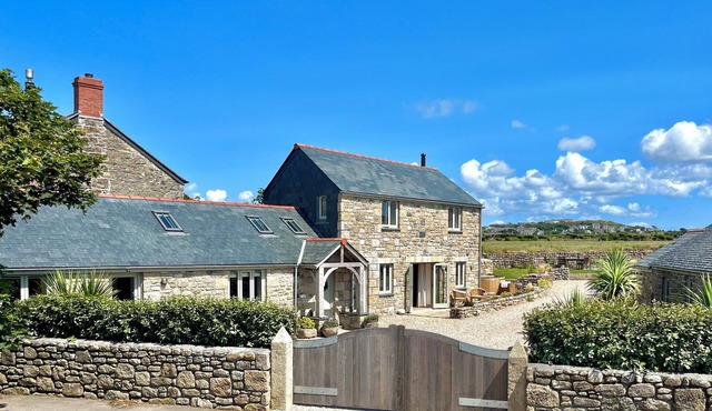 THE RIBLOWS, CAPE CORNWALL, pet friendly, with hot tub in St Just