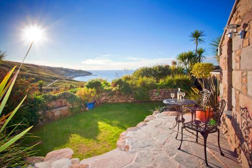 The Studio Beach Cottage Sea views Garden Amazing Location