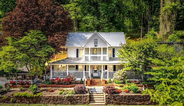 The Whistle Stop – A Timeless Charm/Nostalgic