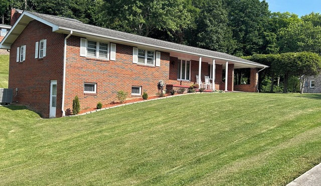 The Wise Owl, a charming 3-bedroom home in Wise with WiFi, AC