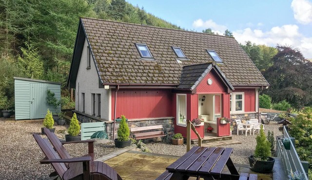 This property was formerly known as Loch View Cottage.