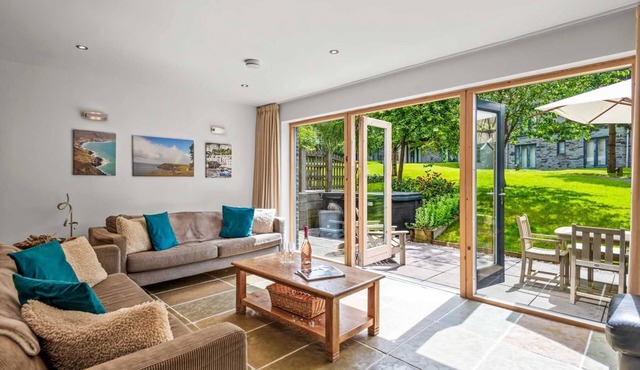 This wonderfully light open-design, pet friendly house overlooks the charming natural pool and is cl