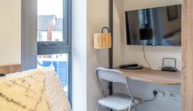 Three Modern Apartments Nr Molineux for Short, Long Stays in Wolverhampton